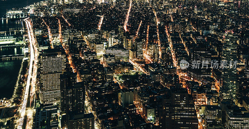 夜间曼哈顿市区天际线的鸟瞰图/ NYC